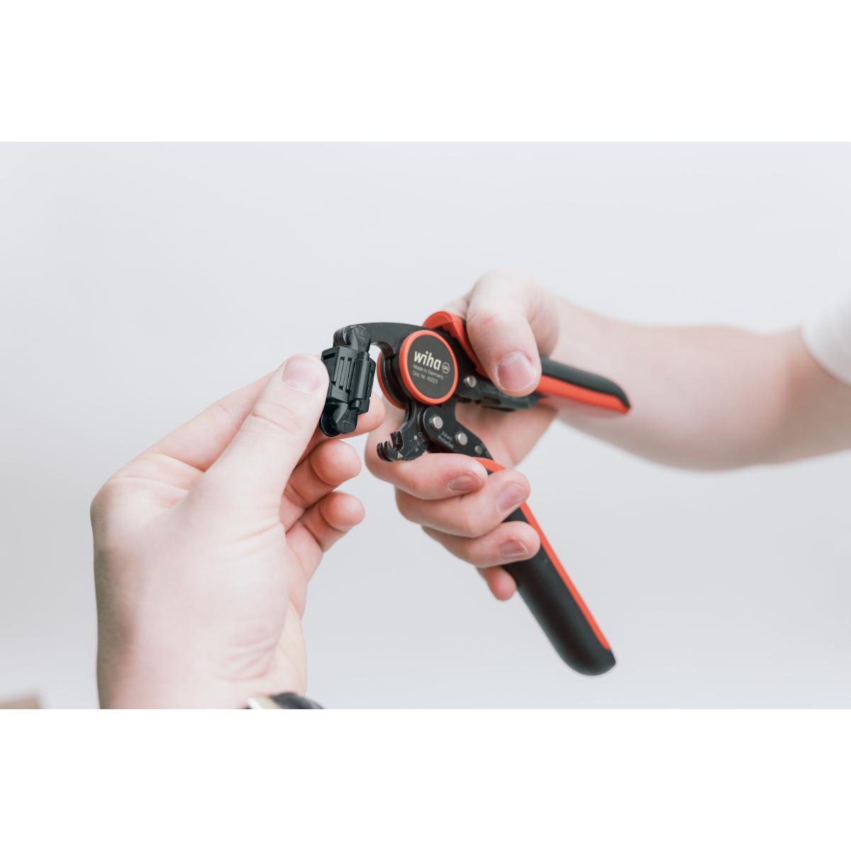 Wiha Crimpwerkzeug automatisch für Aderendhülsen Vierkant-Pressung mit drehbarem Crimpkopf 0,08 - 16 mm²