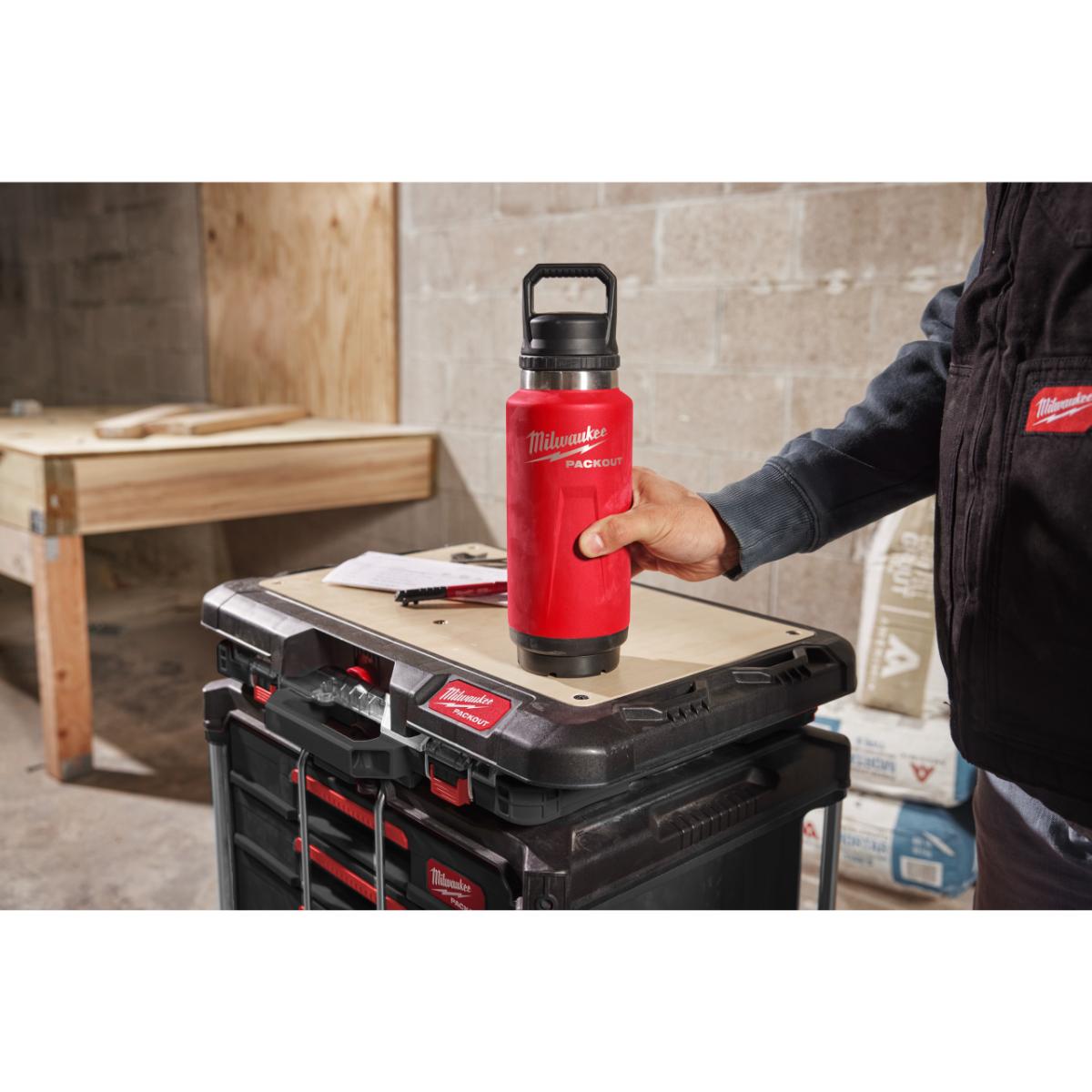 Milwaukee ﻿PACKOUT Thermoflasche mit Schraubdeckel 1065 ml