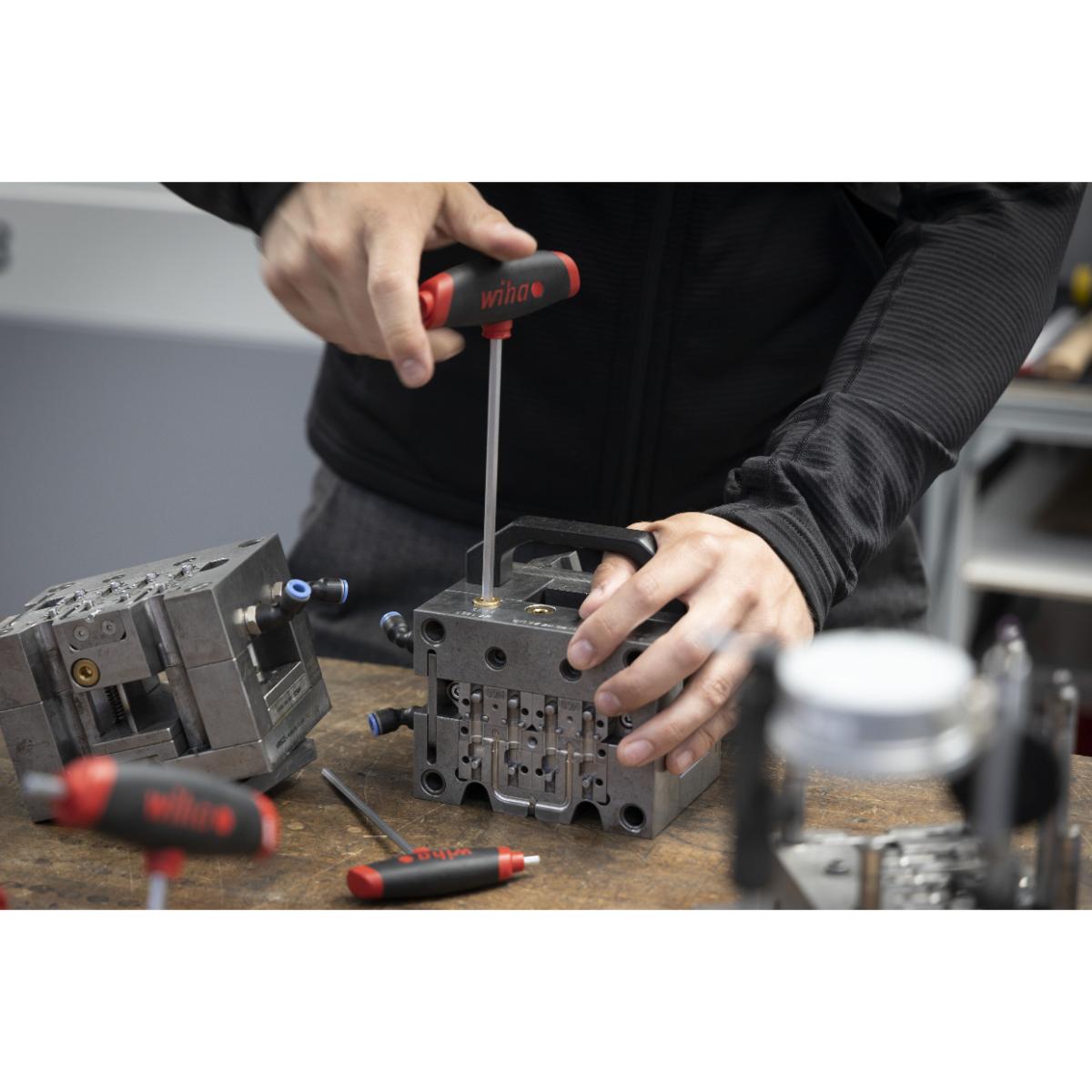 Wiha Stiftschlüssel mit Quergriff Set ComfortGrip Sechskant 6-teilges Set mit Seitenabtrieb, mattverchromt im Werkbankständer