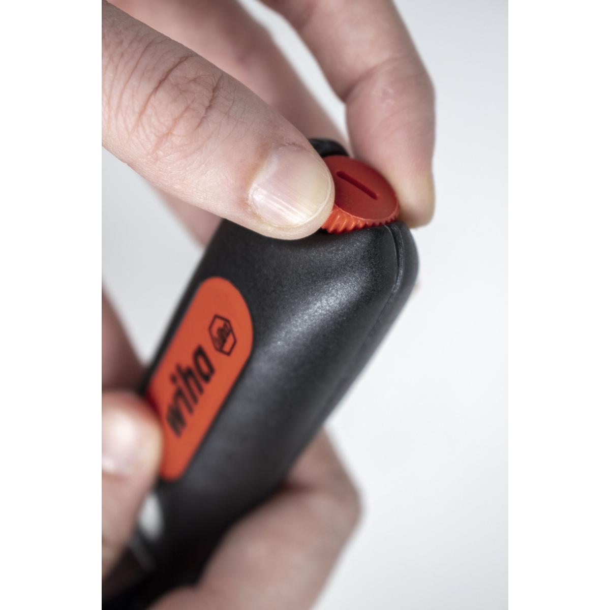 Wiha Abmantelungswerkzeug mit selbstdrehender Schleppklinge für Rundkabel 4 - 28 mm - Blisterverpackung