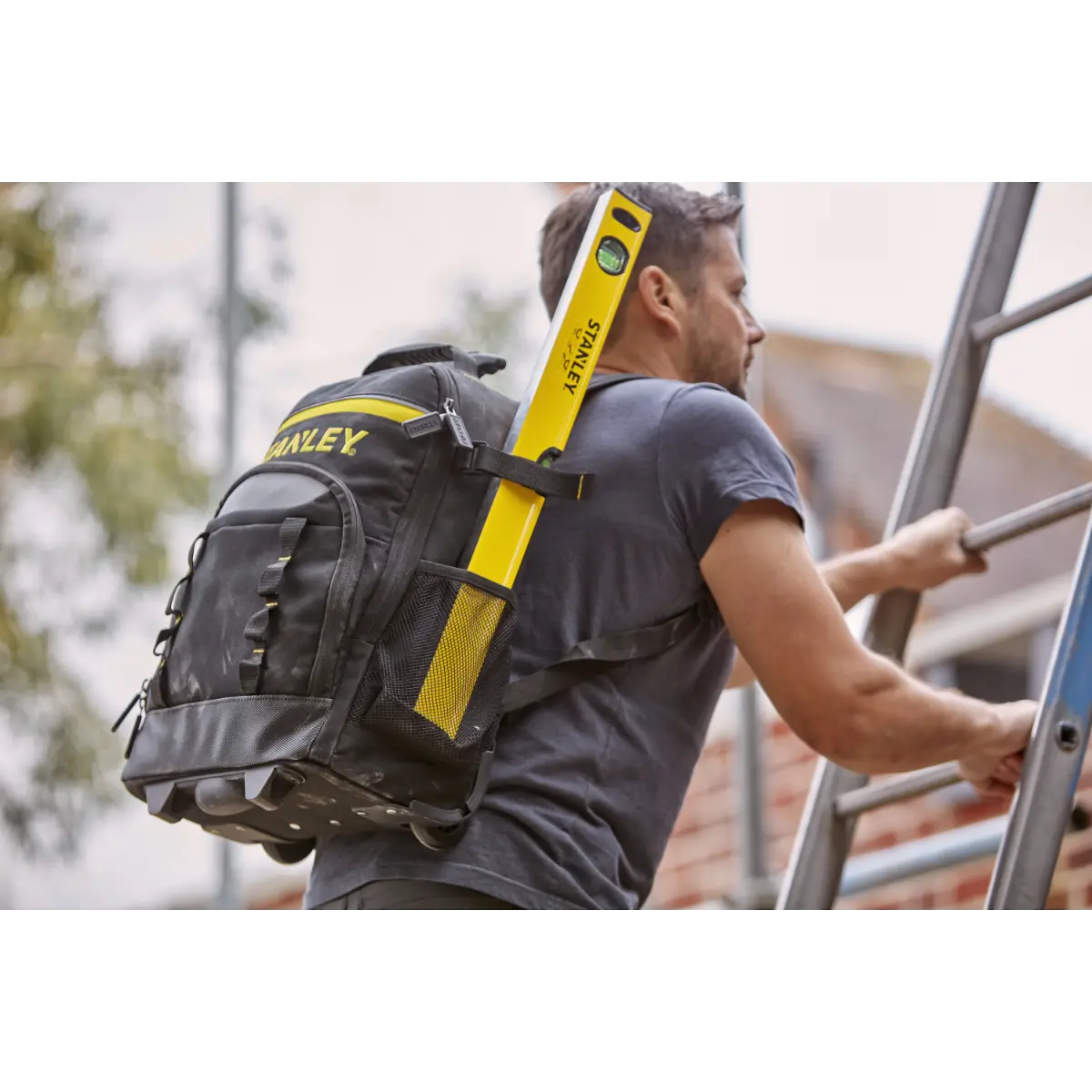 STANLEY Essential Rucksack mit Teleskopgriff und Rädern, 15kg Ladefähigkeit