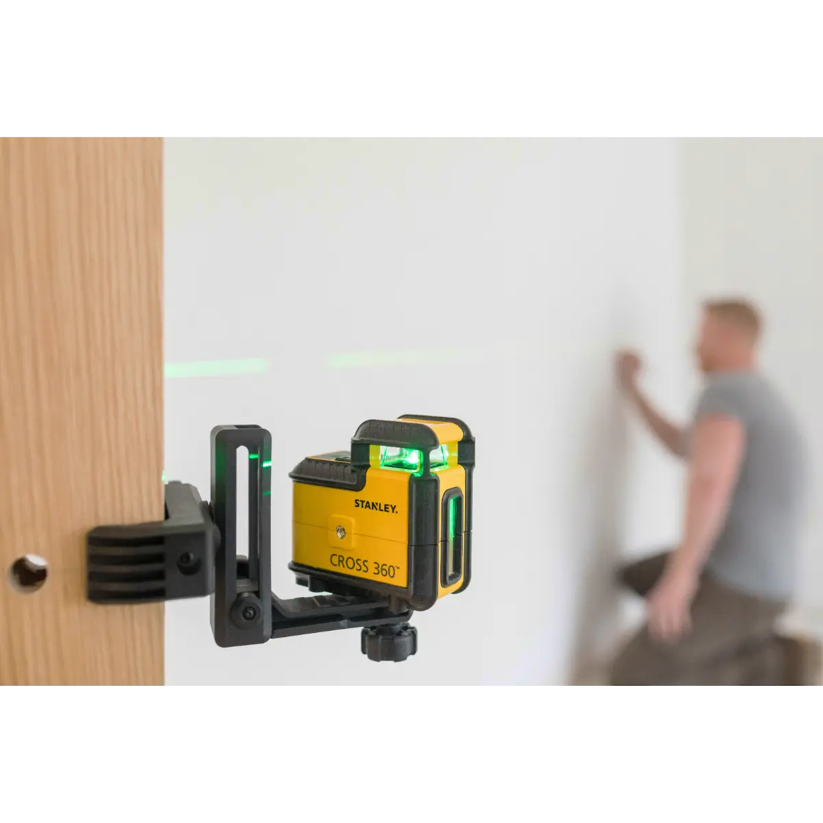 STANLEY Kompakter Linienlaser mit grüner Diode, einer 360° horizontalen Linie und einer zusätzlichen vertikalen Linie