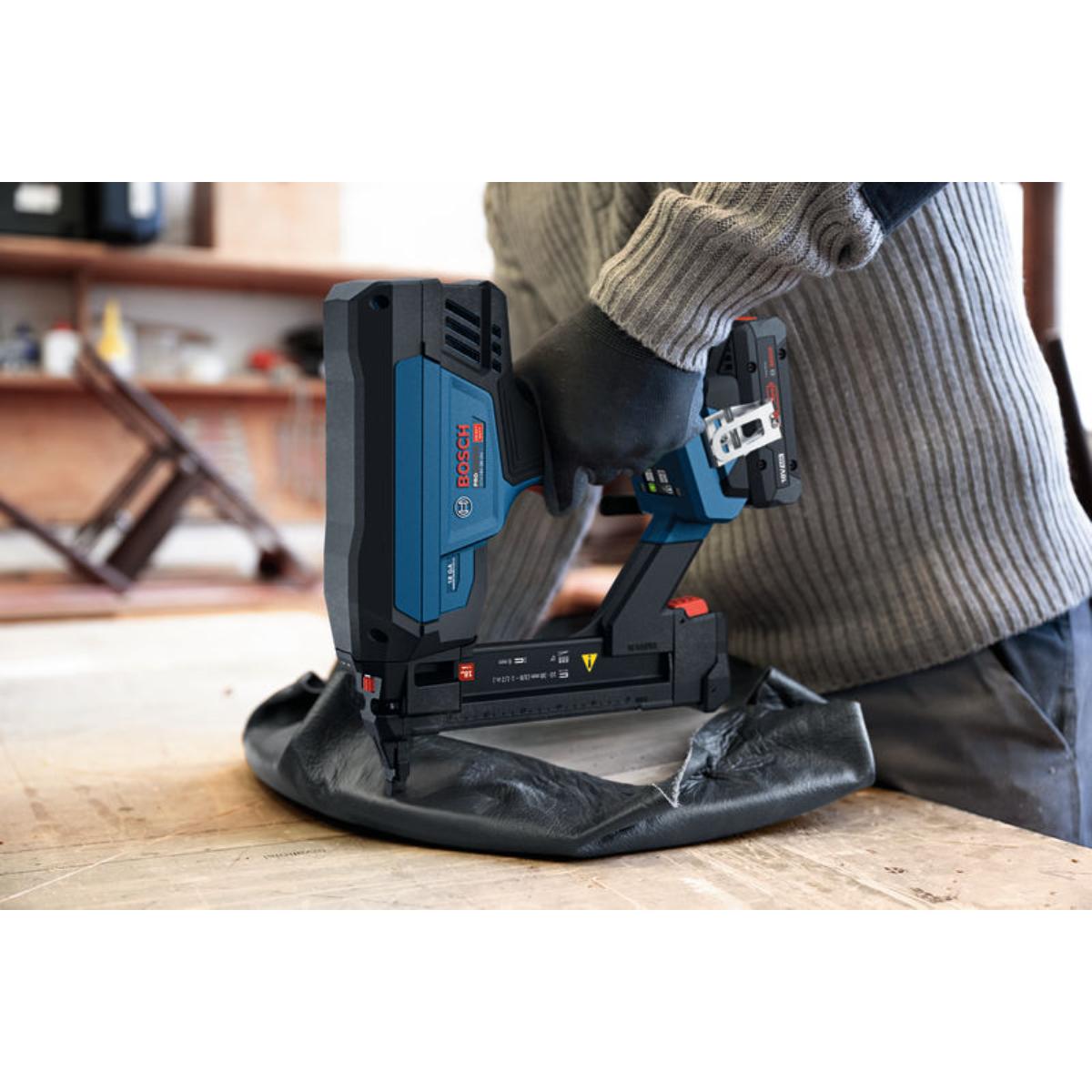 Bosch Akku-Holzklammerer GTH18V-38-2M in L-BOXX