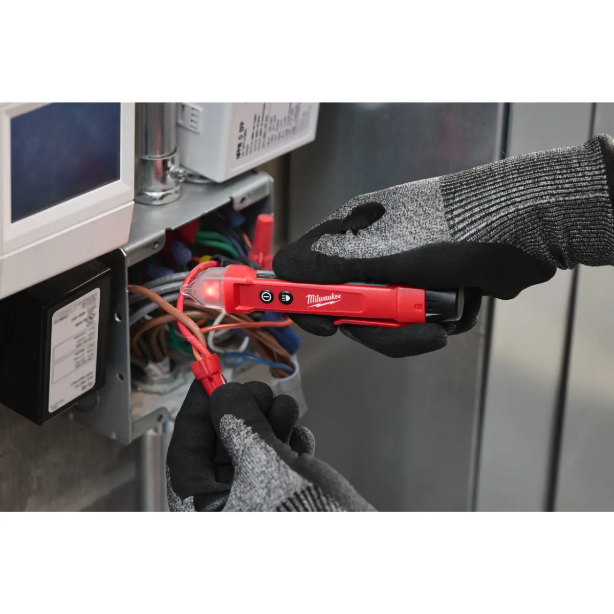 Milwaukee Berührungsloser Spannungsprüfer mit Taschenlampe NCVDF