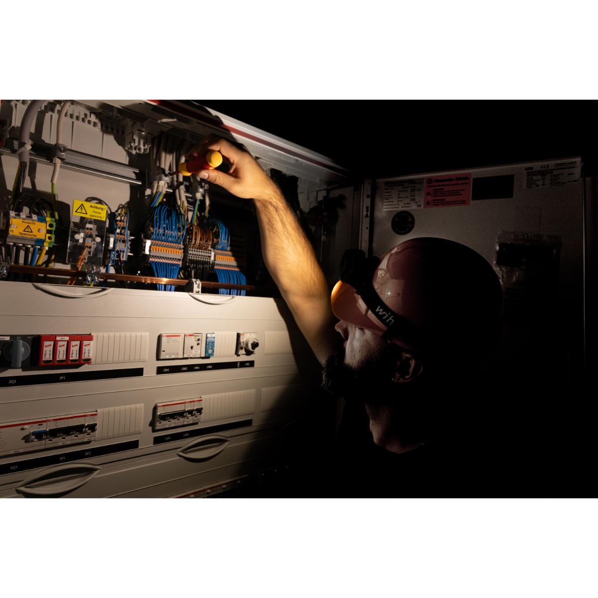 Wiha Stirnlampe 500 lm mit Bewegungssensor mit USB-C-Ladekabel