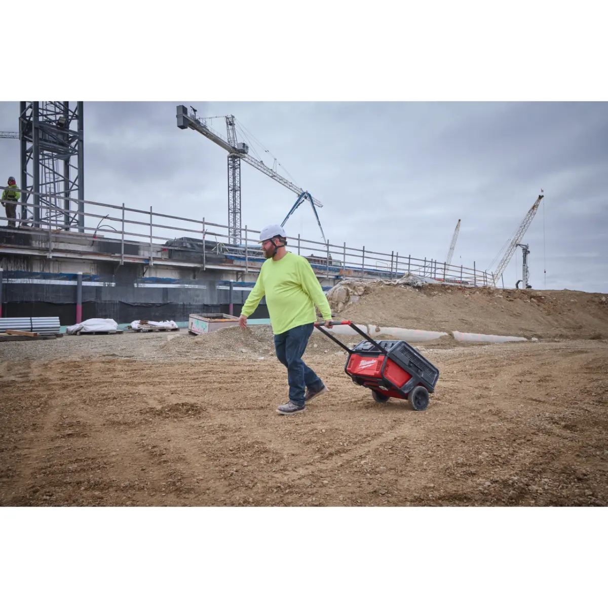 Milwaukee ROLL-ON Mobiler Generator 7200/3600 W 6.0 kWh IRPSUOP6000
