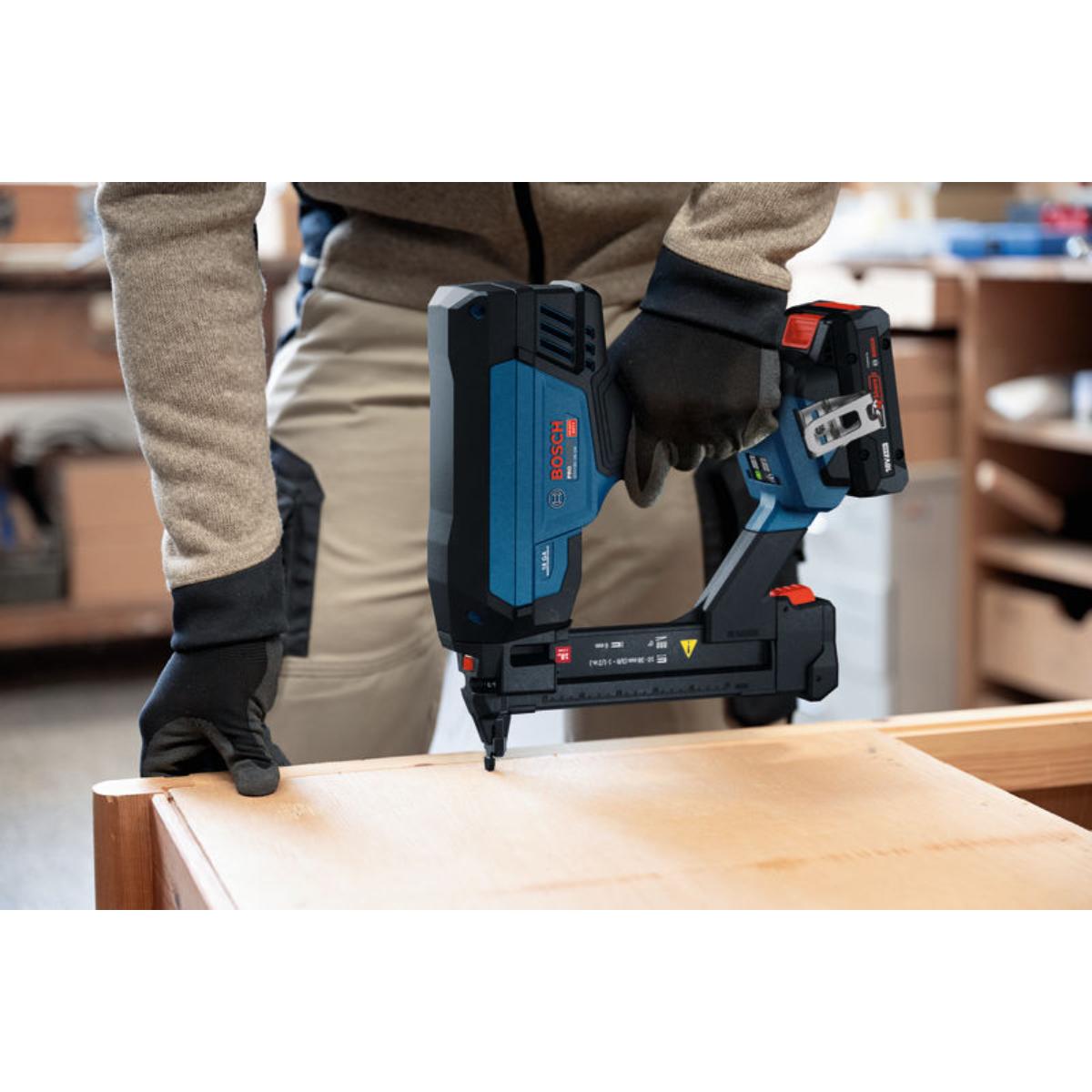 Bosch Akku-Holzklammerer GTH18V-38-2M in L-BOXX