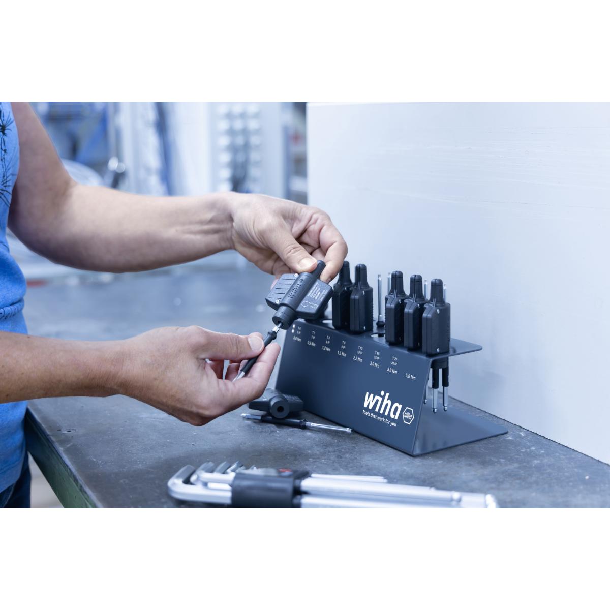 Wiha Drehmoment-Schraubendreher mit Schlüsselgriff Set easyTorque Key Torx , TorxPlus 23-teilges Set fest voreingestellte Drehmomentbegrenzung im Werkbankständer