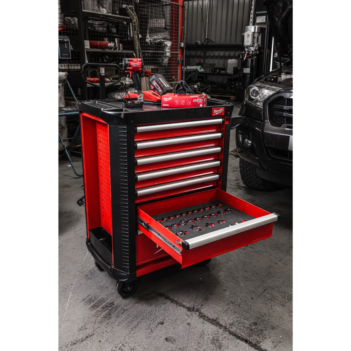 Milwaukee 30˝ / 78 cm TOOLGUARD Werkstattwagen mit Werkzeugbestückung, Premium Version 246-teilig, grau