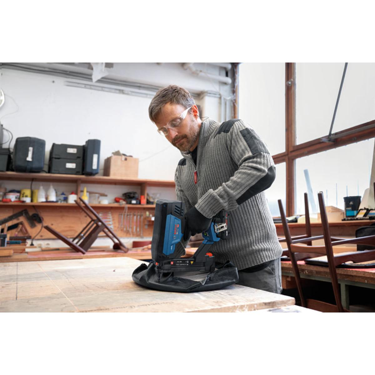Bosch Akku-Holzklammerer GTH18V-38-2M in L-BOXX