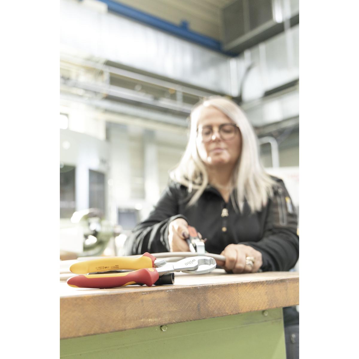 Wiha Kabelschneider Professional electric mit ein- und ausschaltbarer Öffnungsfeder - Blisterverpackung