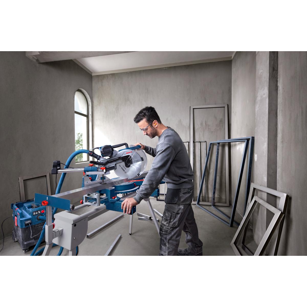 Bosch Kapp- und Gehrungssäge GCM 340-305 D