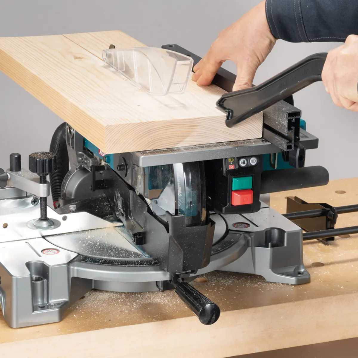 Makita Akku-Tisch-Kapp- und Gehrungssäge XGT 40V max. (ohne Akku, ohne Ladegerät) - LH001GZ