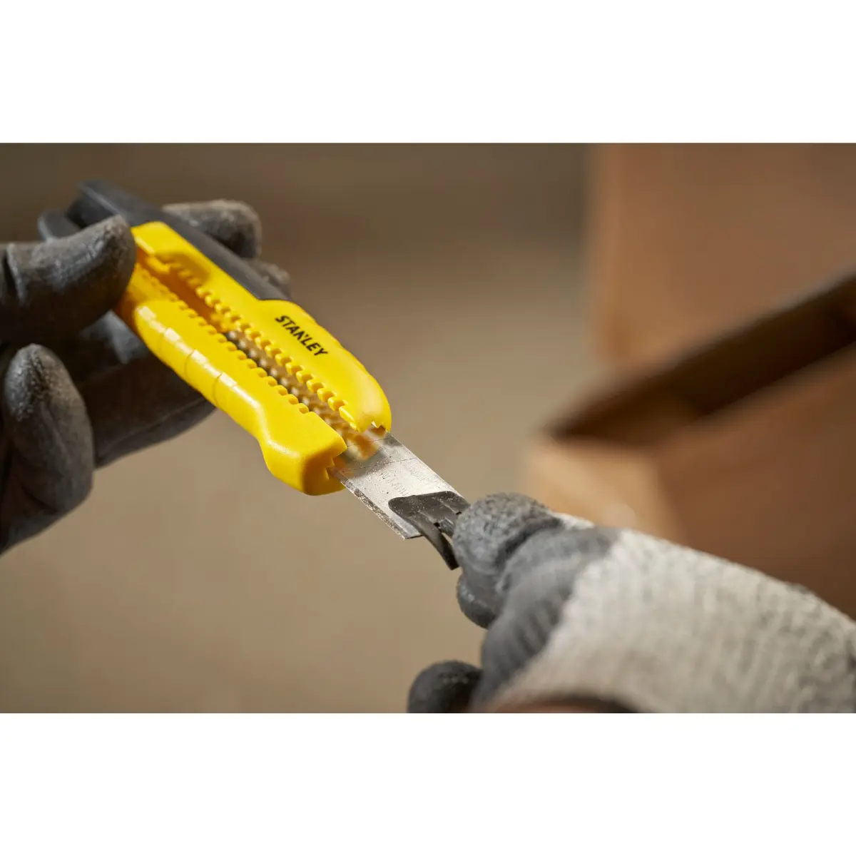 STANLEY Cuttermesser 18mm mit Schieber und integriertem Klingenbrecher