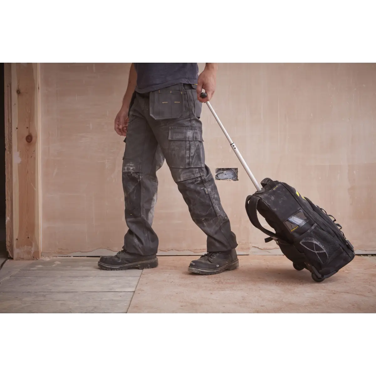 STANLEY Essential Rucksack mit Teleskopgriff und Rädern, 15kg Ladefähigkeit