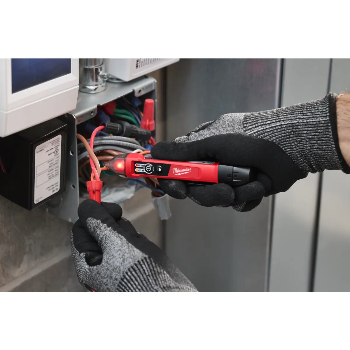 Milwaukee Berührungsloser Spannungsprüfer mit zwei Messbereichen und Taschenlampe NCVDDF