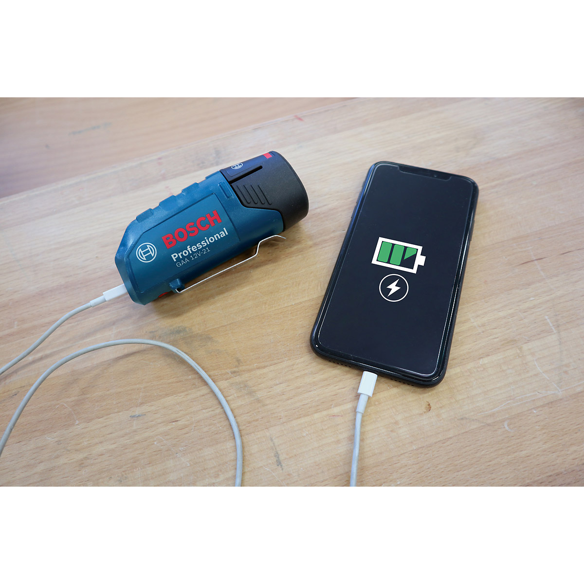 Bosch Ladegerät GAA 12V-21, USB-Ladeadapter, Ladestrom von 2,1A