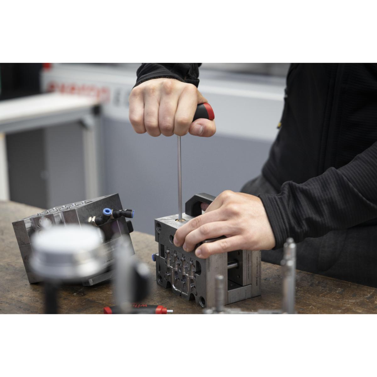 Wiha Stiftschlüssel mit Quergriff Set ComfortGrip Sechskant 6-teilges Set mit Seitenabtrieb, mattverchromt im Werkbankständer