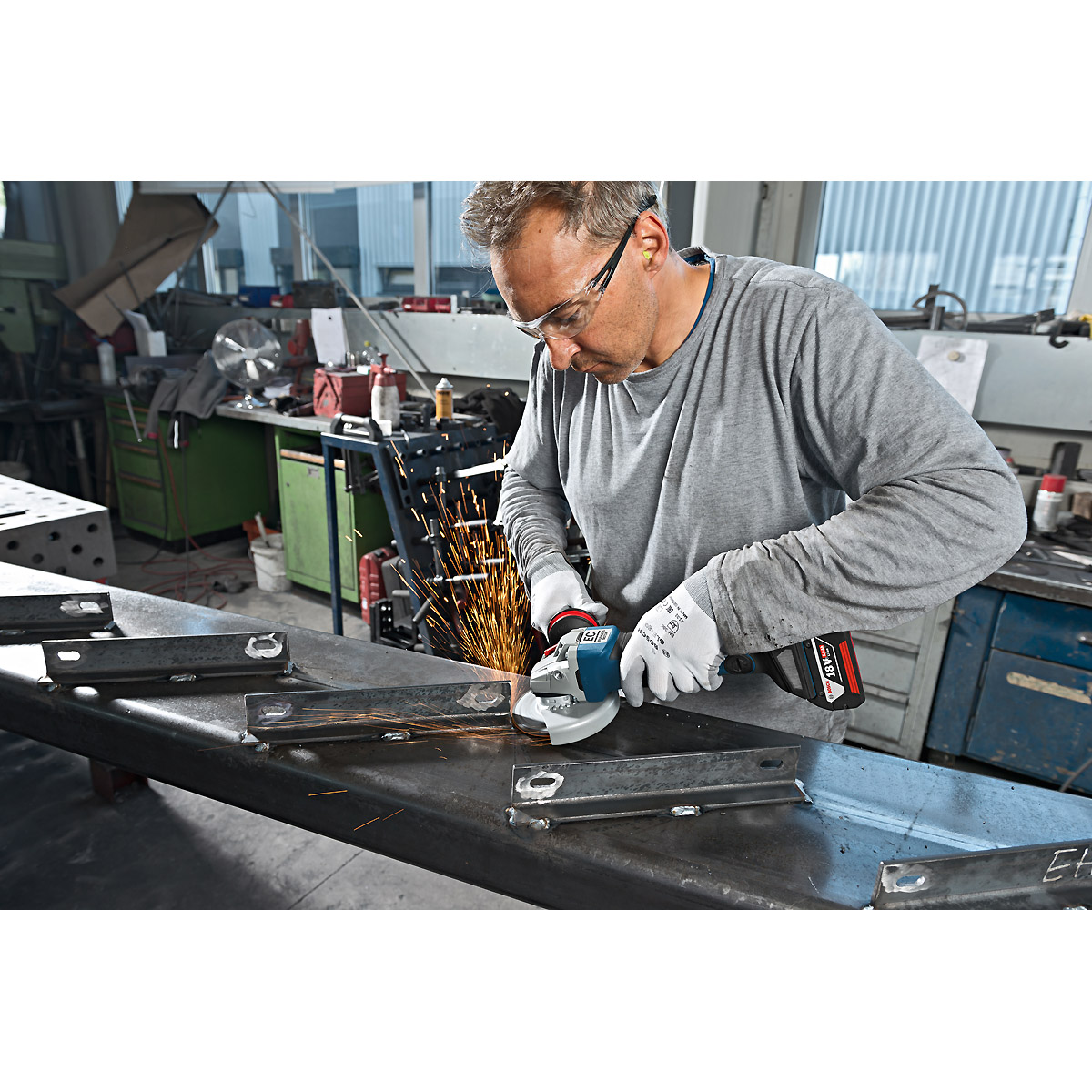 Bosch Akku-Winkelschleifer GWS 18V-10 PC, mit 2 x 5.0 Ah Li-Ion Akku, L-BOXX