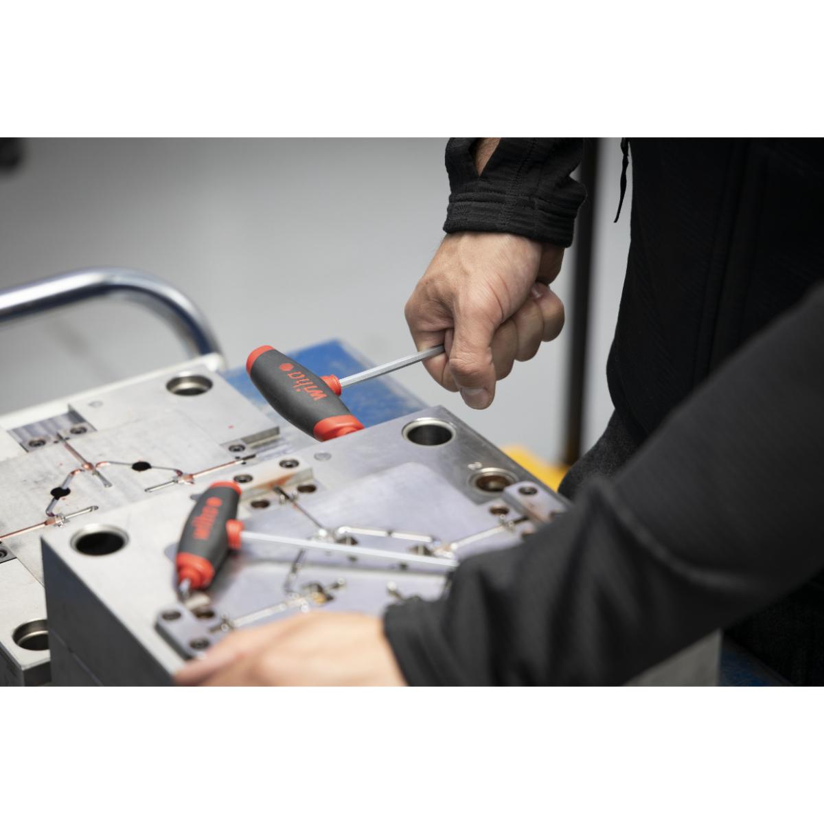 Wiha Stiftschlüssel mit Quergriff Set ComfortGrip Sechskant 6-teilges Set mit Seitenabtrieb, mattverchromt im Werkbankständer