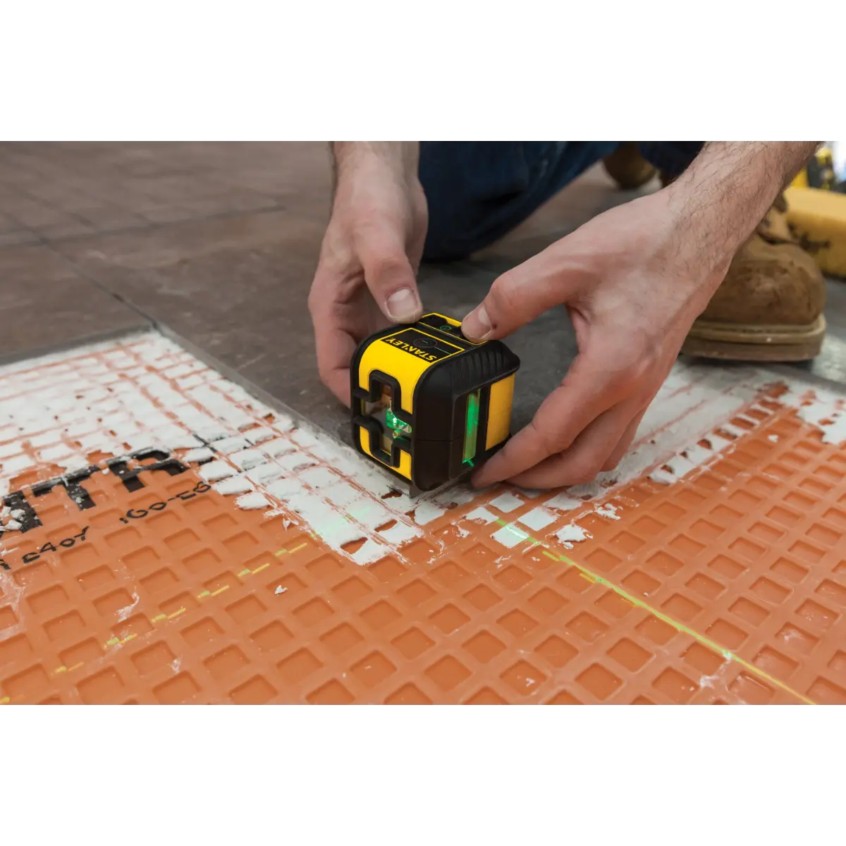 STANLEY Kompakter Linienlaser Cross90 mit grüner Diode, horizontaler und vertikaler Linie mit zusätzlicher vertikaler Linie