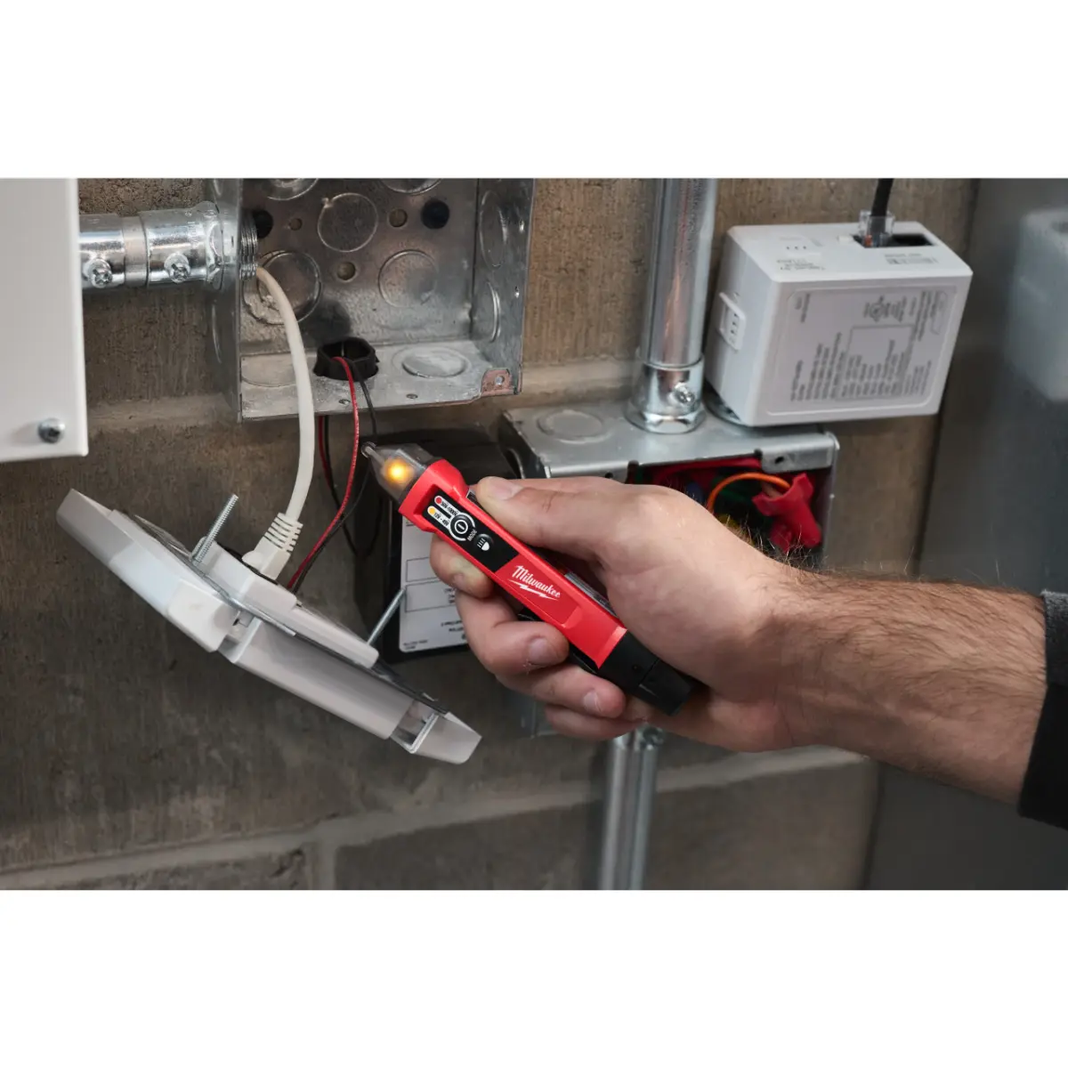 Milwaukee Berührungsloser Spannungsprüfer mit zwei Messbereichen und Taschenlampe NCVDDF