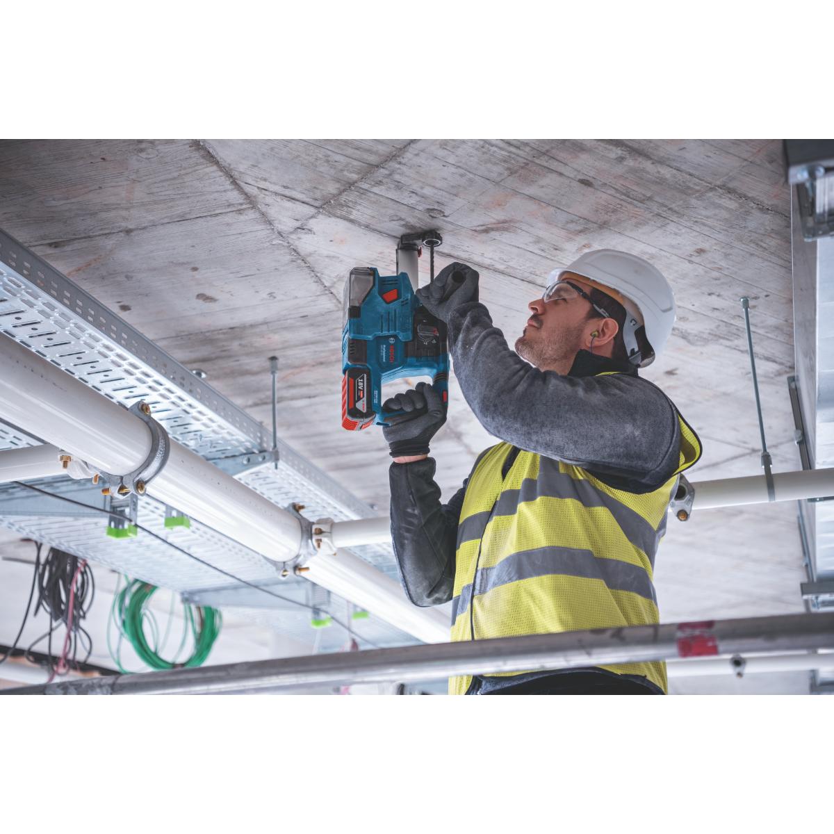 Bosch Combo Kit 2 x 18V-Set: GSR + GBH + 2 x Bit-Set + 2 x GBA 18V 4.0 Ah + GAL 18V-40