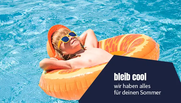 Kind in Schwimmring in Pool