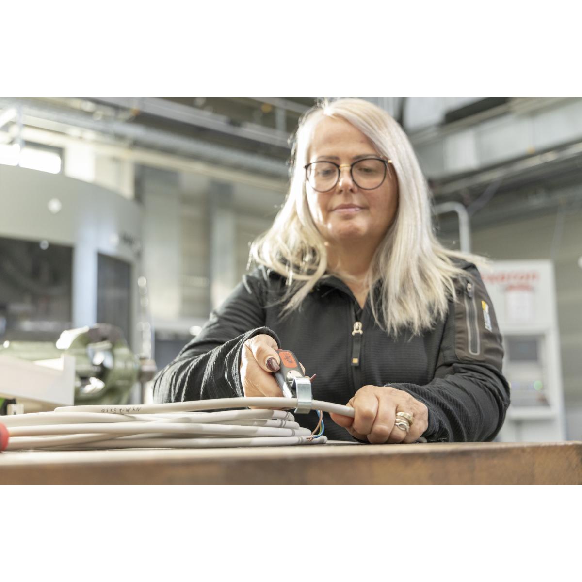 Wiha Abmantelungswerkzeug mit selbstdrehender Schleppklinge für Rundkabel 4 - 28 mm - Blisterverpackung