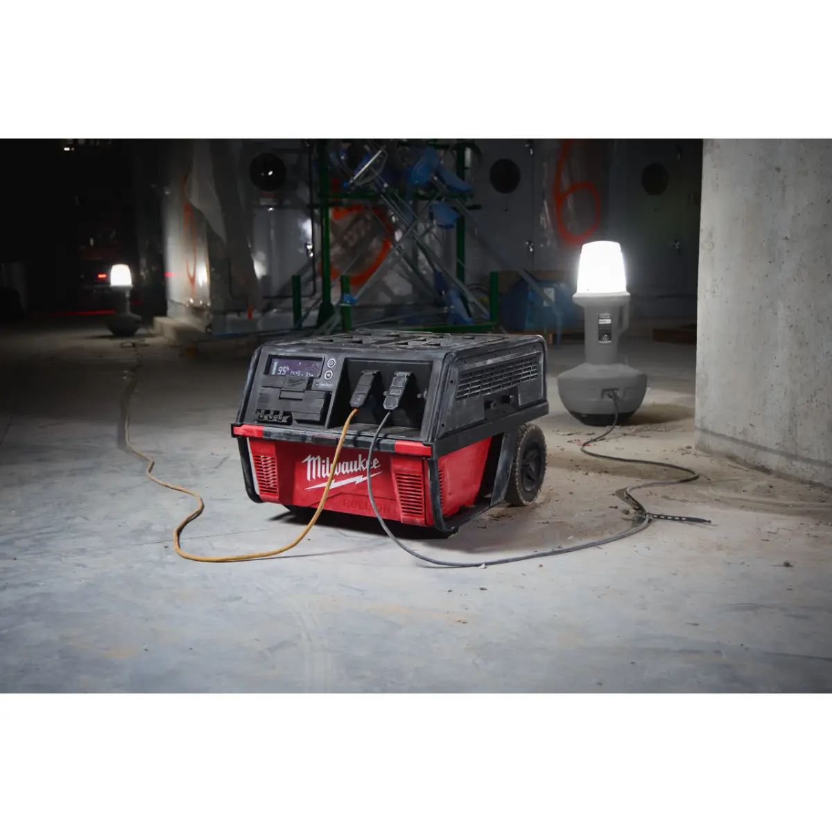 Milwaukee ROLL-ON Mobiler Generator 7200/3600 W 6.0 kWh IRPSUOP6000