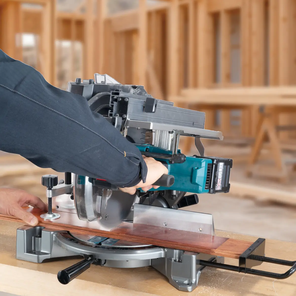 Makita Akku-Tisch-Kapp- und Gehrungssäge XGT 40V max. (ohne Akku, ohne Ladegerät) - LH001GZ