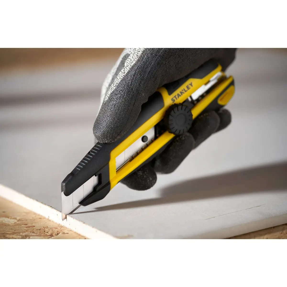 STANLEY Cuttermesser 18mm mit Feststellrad und integriertem Klingenbrecher
