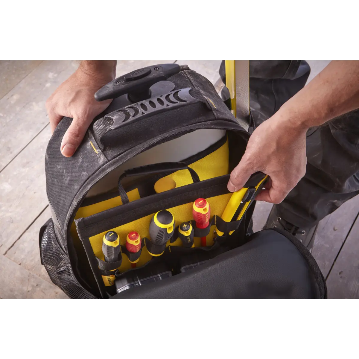 STANLEY Essential Rucksack mit Teleskopgriff und Rädern, 15kg Ladefähigkeit