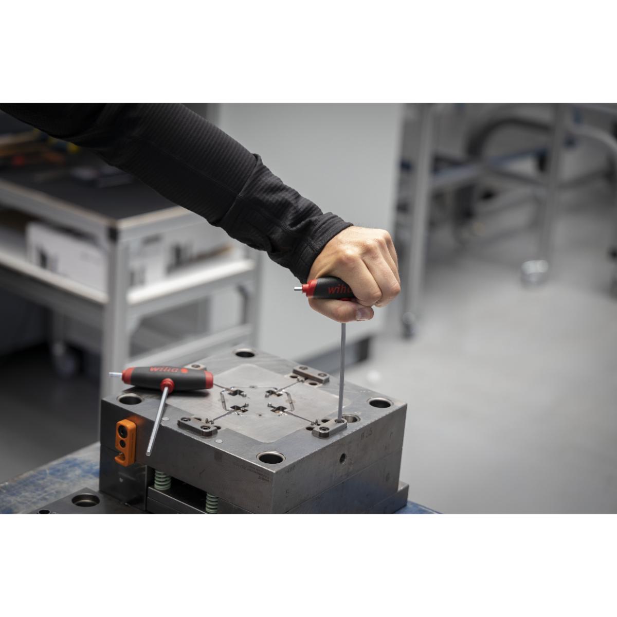 Wiha Stiftschlüssel mit Quergriff Set ComfortGrip Sechskant 6-teilges Set mit Seitenabtrieb, mattverchromt im Werkbankständer