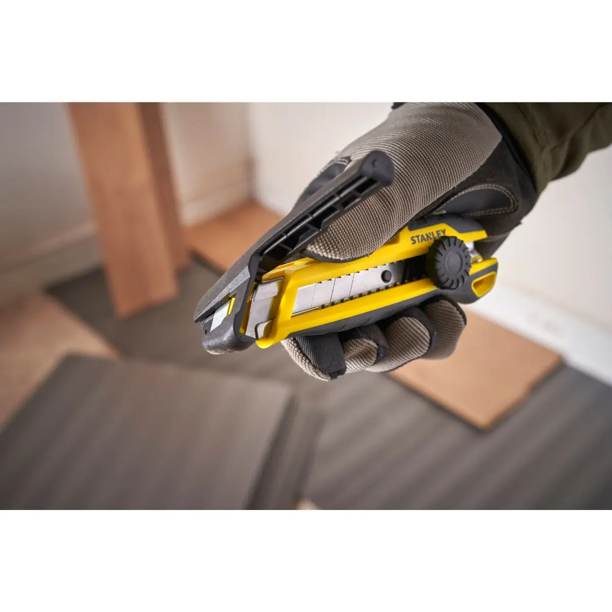 STANLEY Cuttermesser 18mm mit Feststellrad und integriertem Klingenbrecher