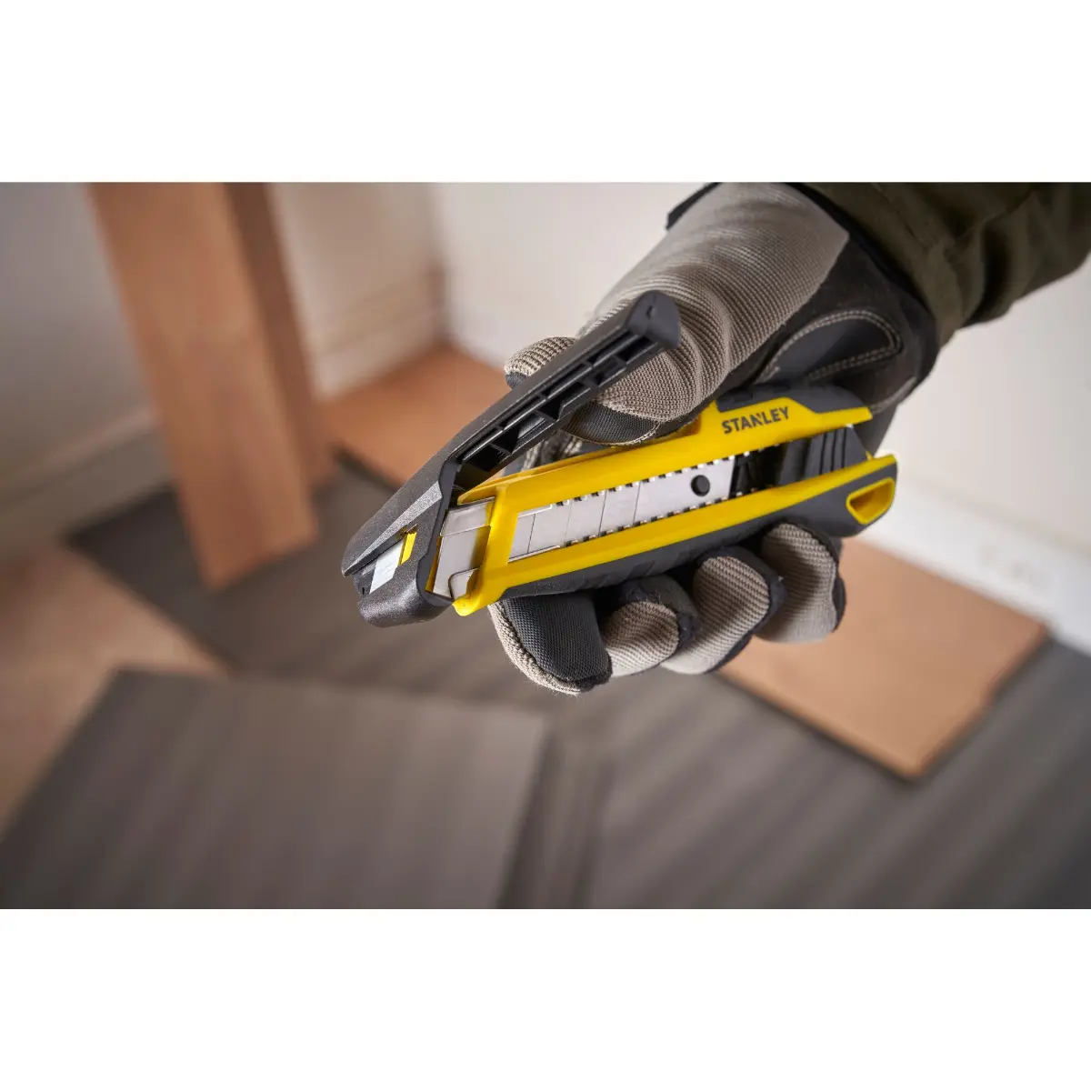 STANLEY Cuttermesser 18mm mit Schieber und integriertem Klingenbrecher