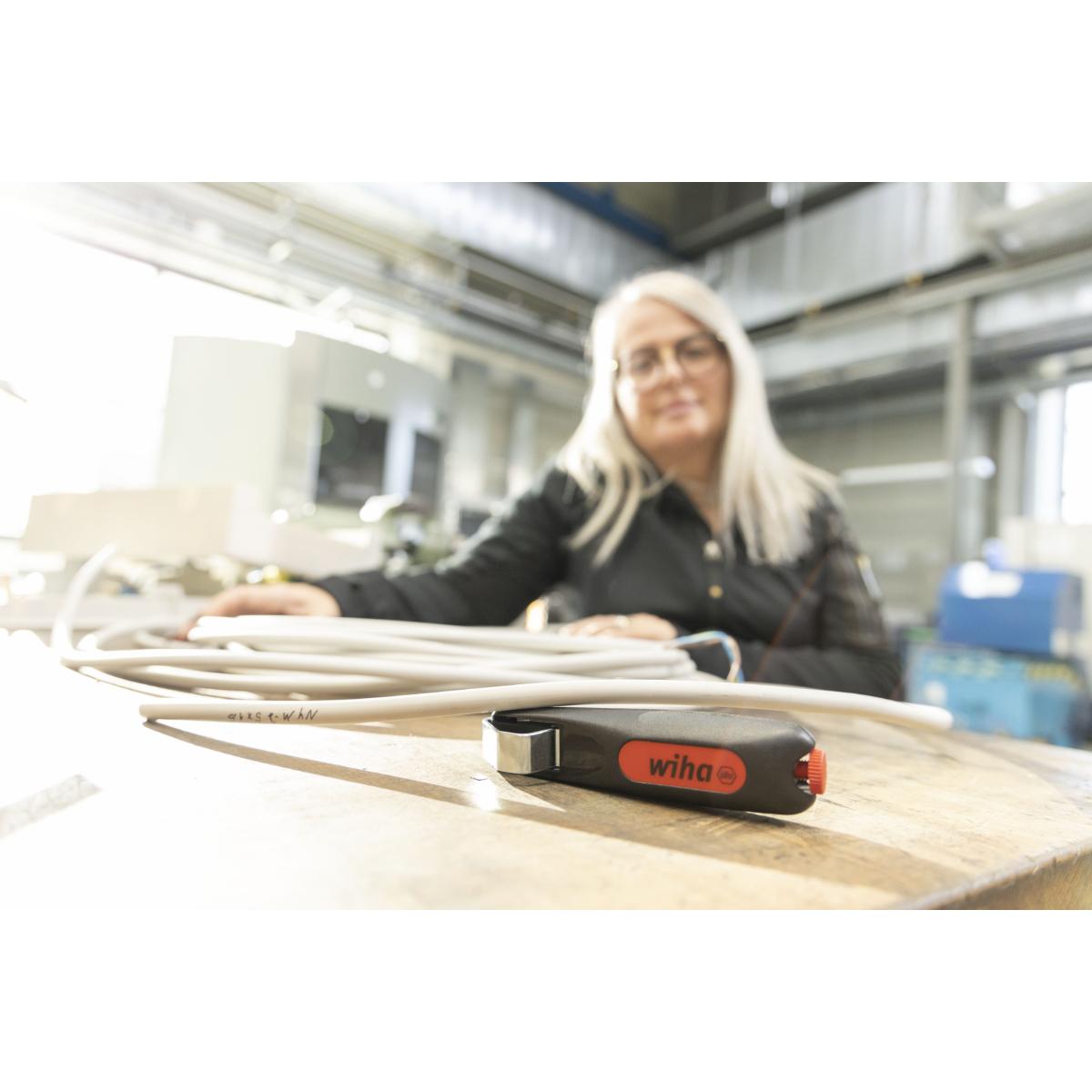 Wiha Abmantelungswerkzeug mit selbstdrehender Schleppklinge für Rundkabel 4 - 28 mm - Blisterverpackung