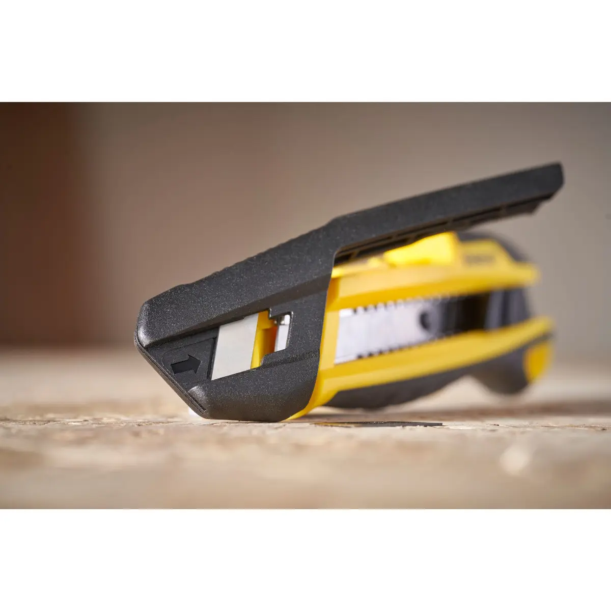 STANLEY Cuttermesser 18mm mit Schieber und integriertem Klingenbrecher