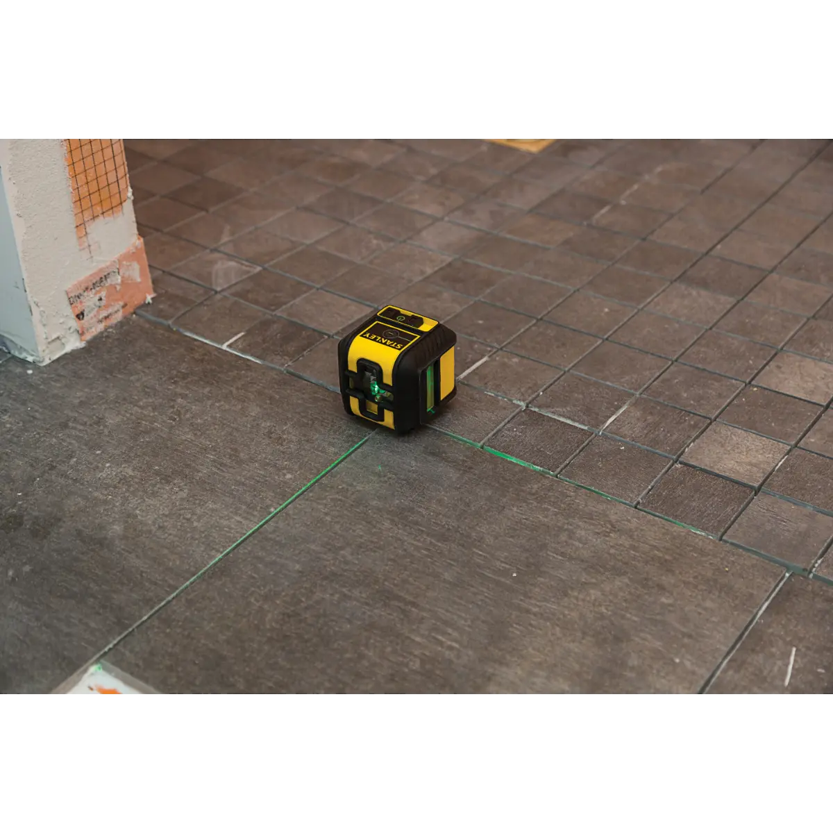 STANLEY Kompakter Linienlaser Cross90 mit grüner Diode, horizontaler und vertikaler Linie mit zusätzlicher vertikaler Linie