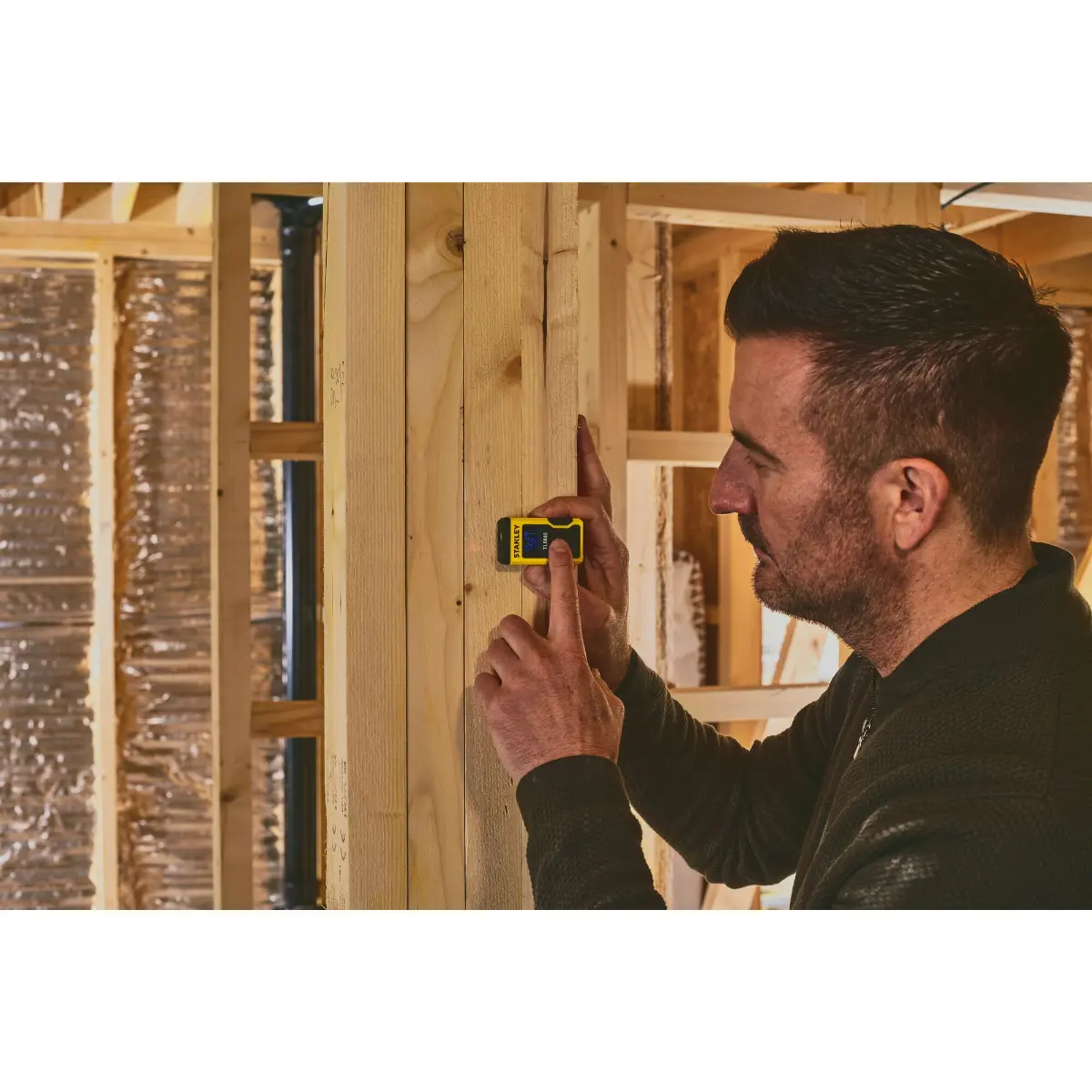 STANLEY Laserentfernungsmesser bis 12m im praktischen Taschenformat, schwarzes Display