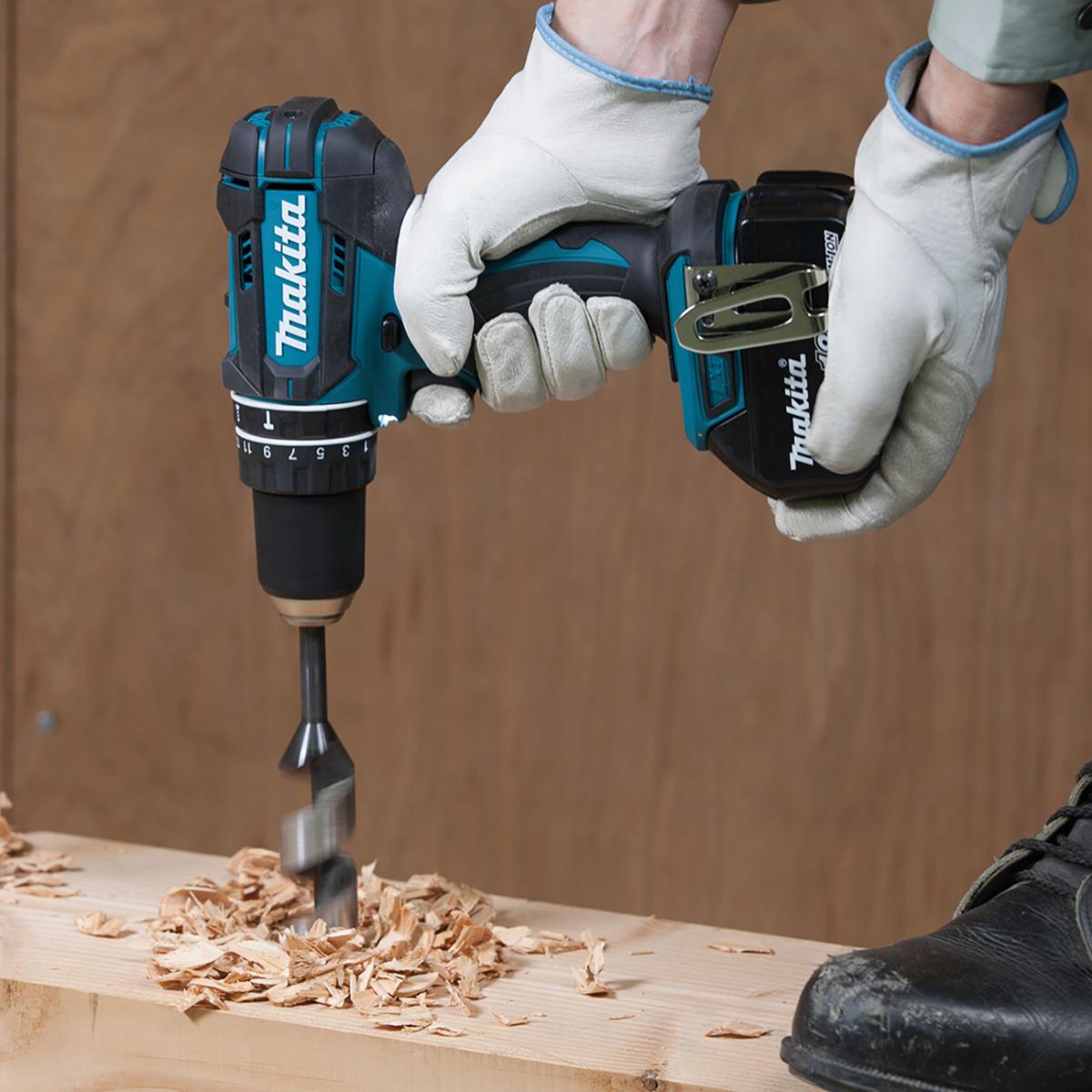 Makita Akku-Schlagbohrschrauber 18V / 3,0 Ah, 2 Akkus + Ladegerät im MAKPAC mit weißer Gehäusefarbe