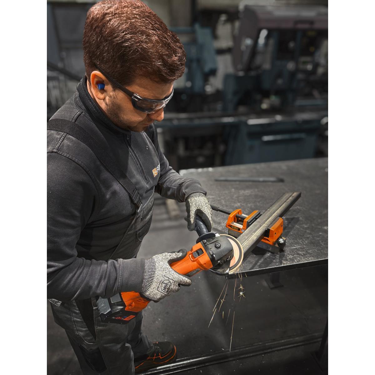 Person, Arbeiter, Kleidung, Handschuh, Elektrische Bohrmaschine