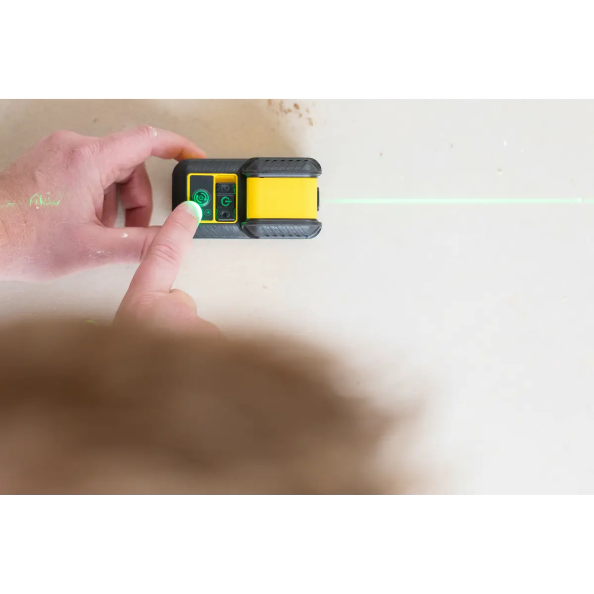 STANLEY Kompakter Linienlaser mit grüner Diode, einer 360° horizontalen Linie und einer zusätzlichen vertikalen Linie