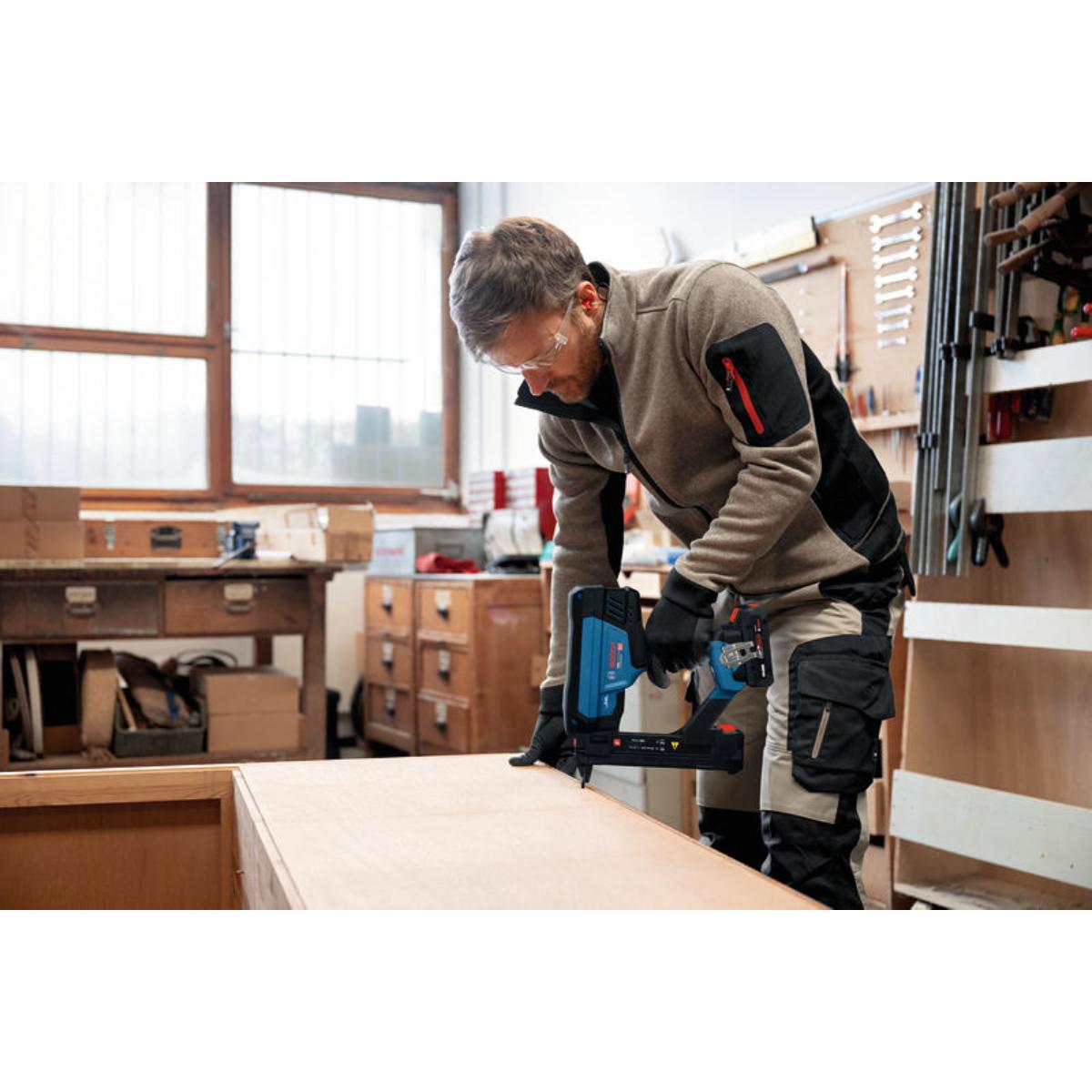 Bosch Akku-Holzklammerer GTH18V-38-2M in L-BOXX