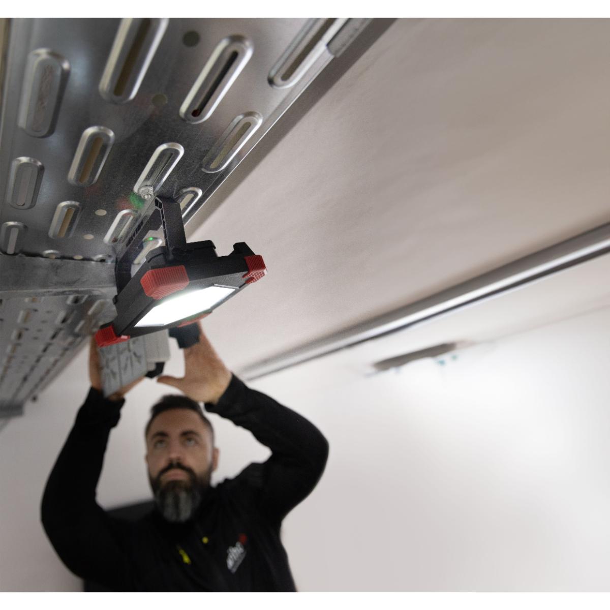 Wiha Akku-Baustrahler 30W, 3.000 lm mit USB-C-Ladekabel