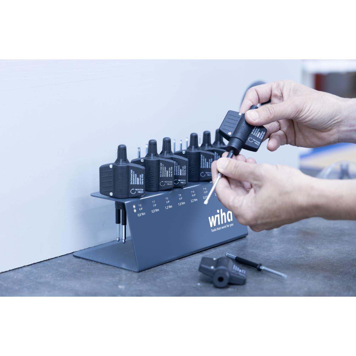 Wiha Drehmoment-Schraubendreher mit Schlüsselgriff Set easyTorque Key Torx , TorxPlus 23-teilges Set fest voreingestellte Drehmomentbegrenzung im Werkbankständer